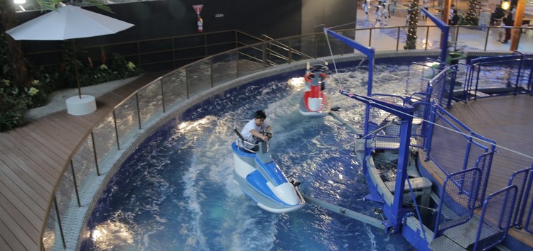 Yuk Taklukan Ombak di Wahana Wave Racer